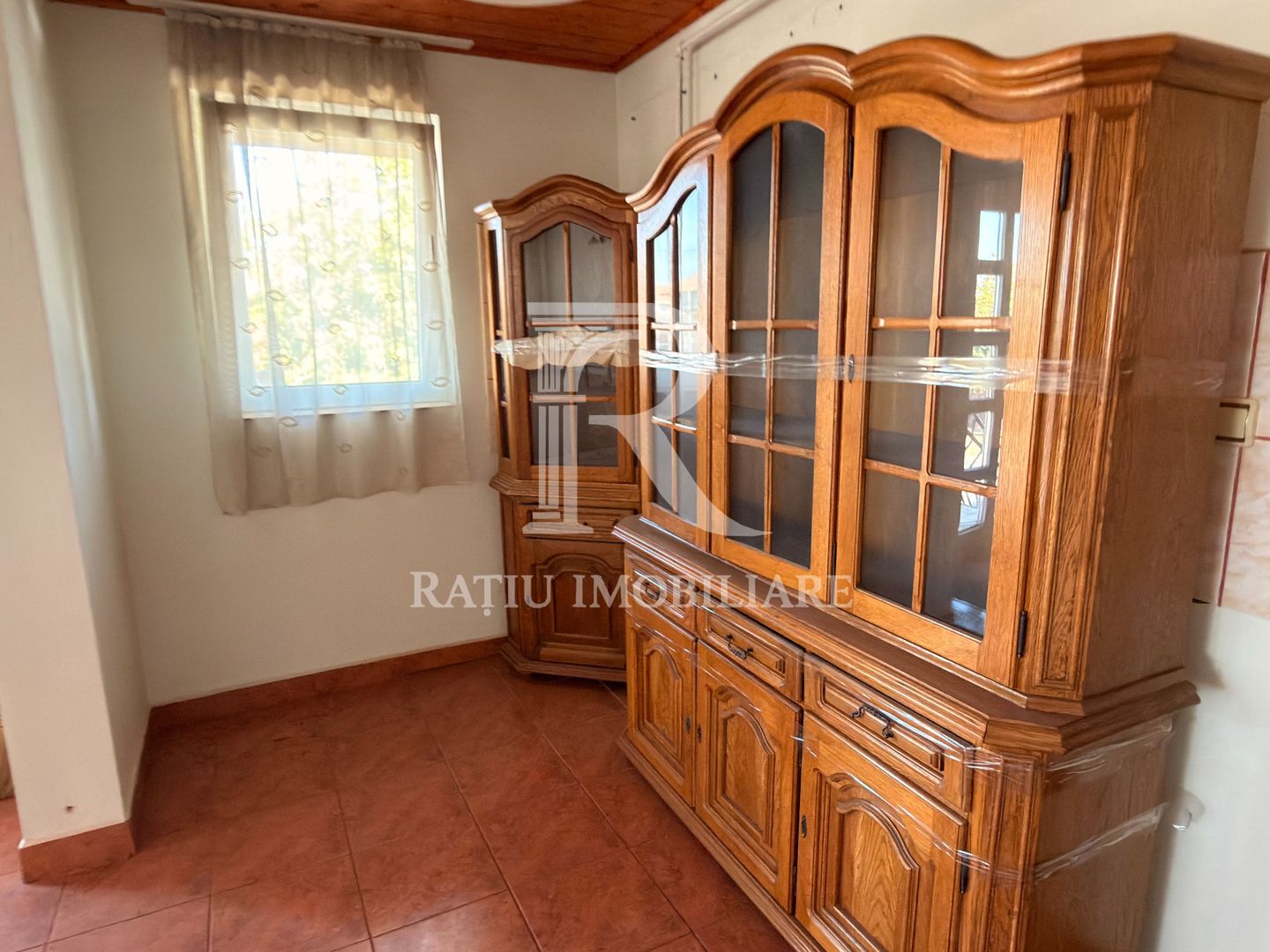 Casă cu spațiu comercial | Curte | Garaj | Parcare | Nojorid - Poză 13