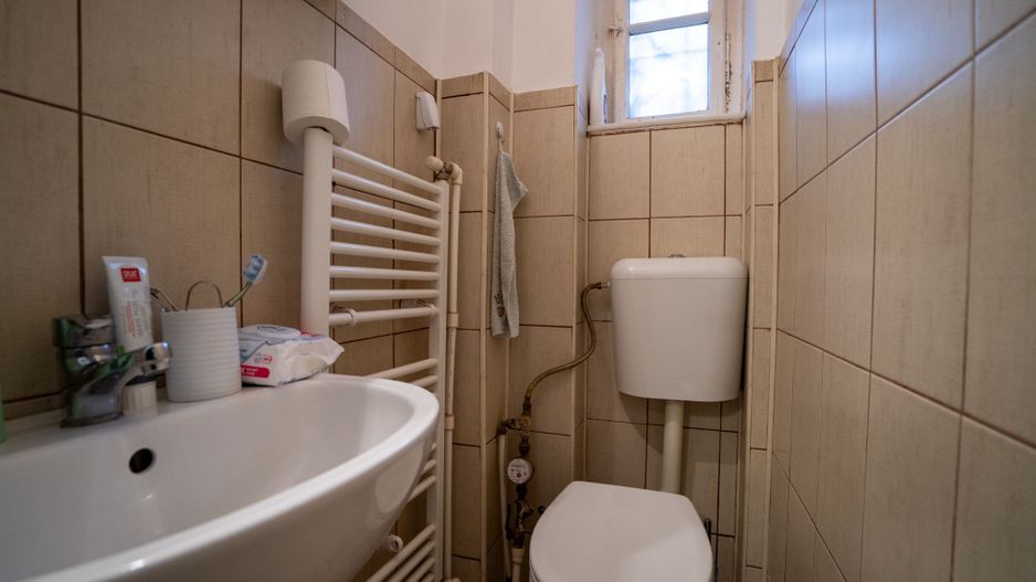 Apartament central de vânzare – la curte comună - Oradea - Poză 7