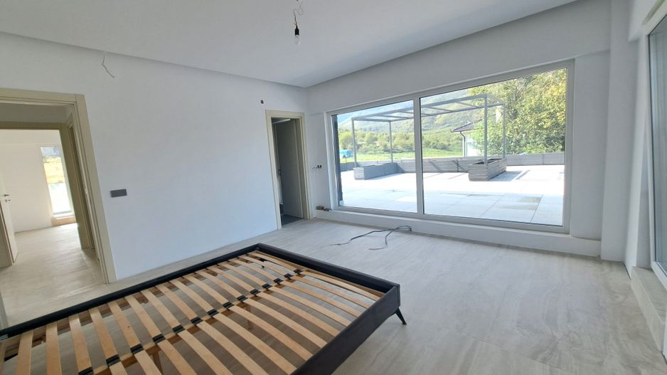 Casa cu piscina interioara si priveliste catre Cetatea Cisnadioarei - Poză 18