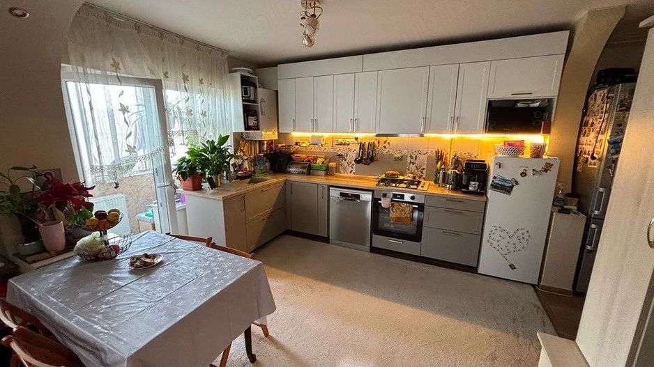 Vand apartament 3 camere | 64 mp | Etaj 1 | Parcare inclusă | Proprietar - Poză 1