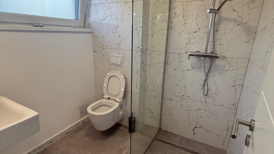 Locuinta cu 3 camere, curte si 2 locuri de parcare - Poză 8