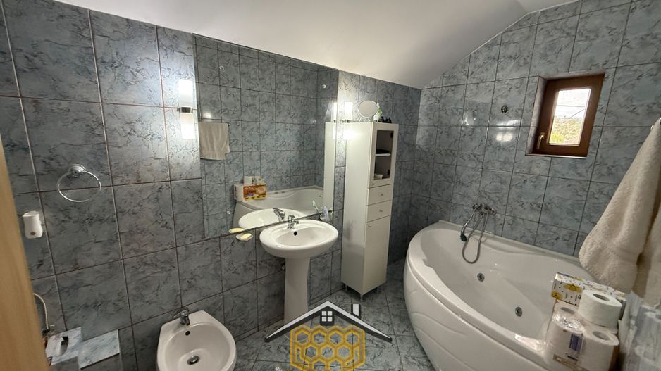 Casă P+1+Pod+Beci, complet mobilată, 950 mp teren, Simnic –Comision 0% - Poză 9