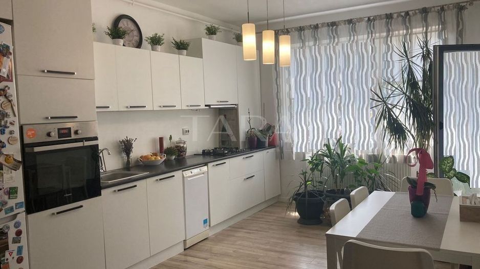 2 camere moderne, mobilate complet, cu parcare inclusă – gata de mutat - Poză 1