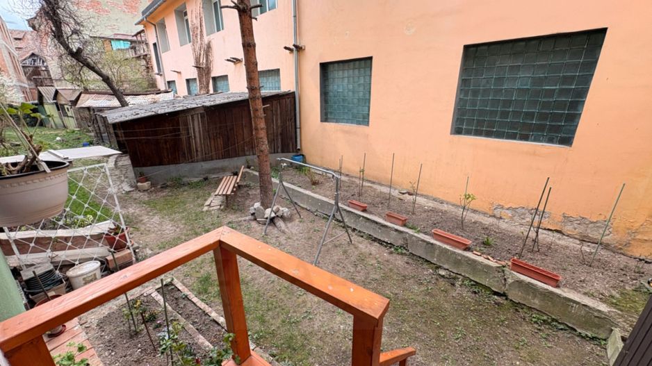 Apartament decomandat 70 mp utili 2 bai pivnita si curte 58 mp Central - Poză 18