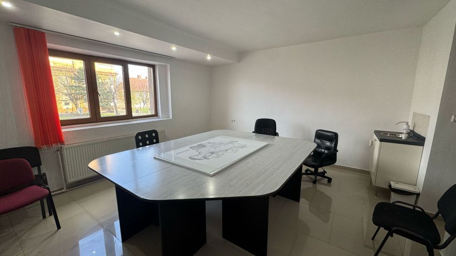 Birouri,sediul firme de închiriat  Etaj 1 în Aradul nou. - Poză 1