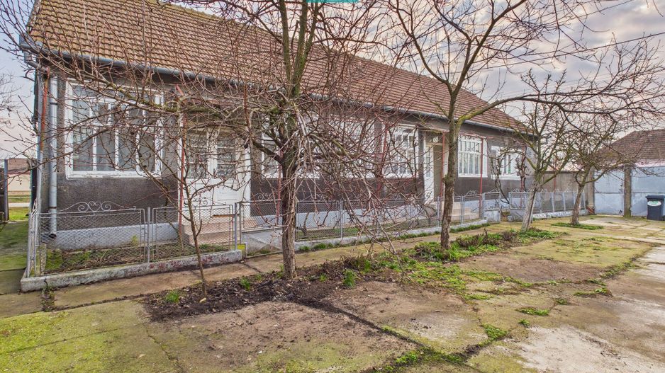 Proprietate cu 3 case din văiugă și teren în Nadab - Poză 7