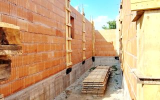 Oferim spre vanzare, Case tip duplex despartite prin spatiu verde, Giroc - Poză 11