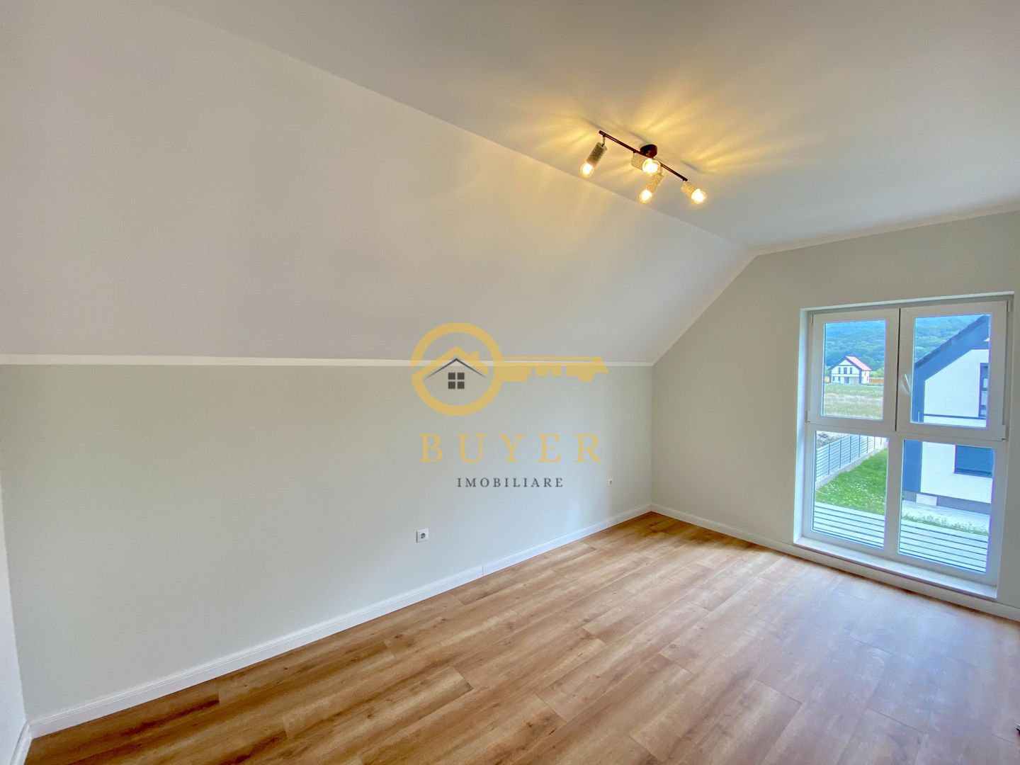 Casa intabulata, finisata LA CHEIE- Talmaciu, zona cu peisaj superb - Poză 17