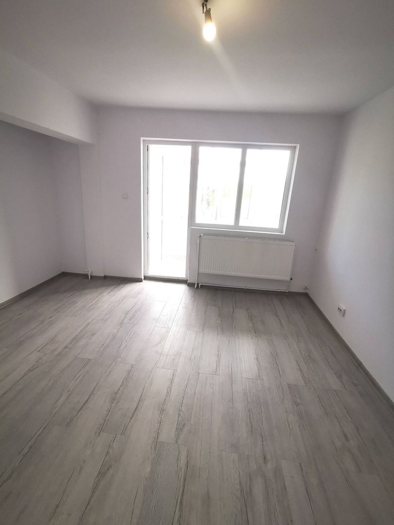 De vanzare apartament cu 2 camere, central. et. 3, 79.900 euro - Poză 4