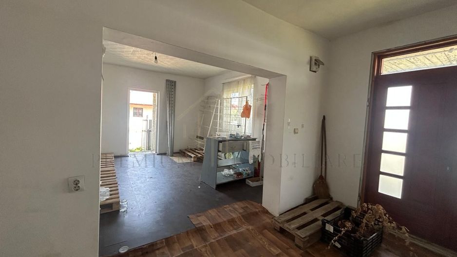 Casă de vânzare în centrul Oituzului, DN11 - Poză 3