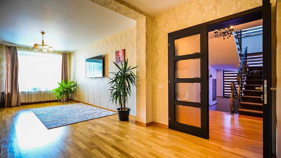 Somptuozitate in stil modern, 2 garaje, 3 terase, totul pe 1.000 mp teren - Poză 8