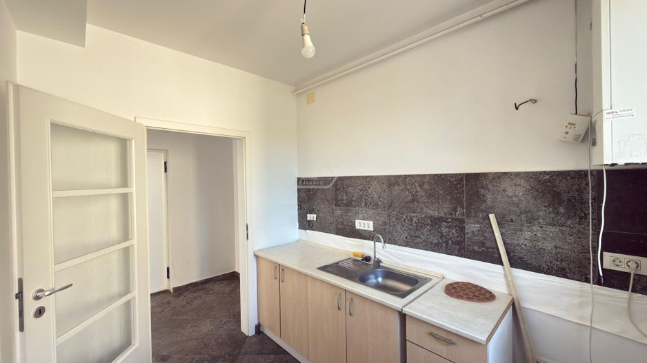 Locatie excelenta! Etaj 1. Decomandat. Loc de parcare. - Poză 4