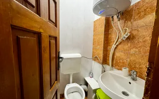 Casa spațioasă, cu spațiu comercial, locuri de parcare - Aradului Vest - Poză 12