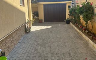 Casa spatioasa cu etaj 270 mp utili curte libera 180 mp zona Reșița - Poză 1