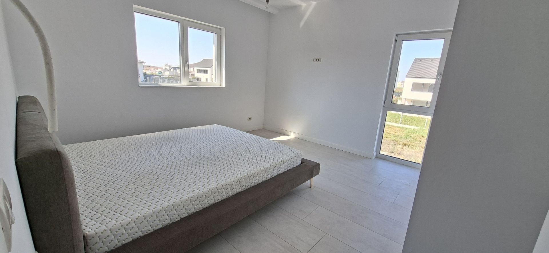 Duplex spatios cu garaj si pereti dublii - Poză 14