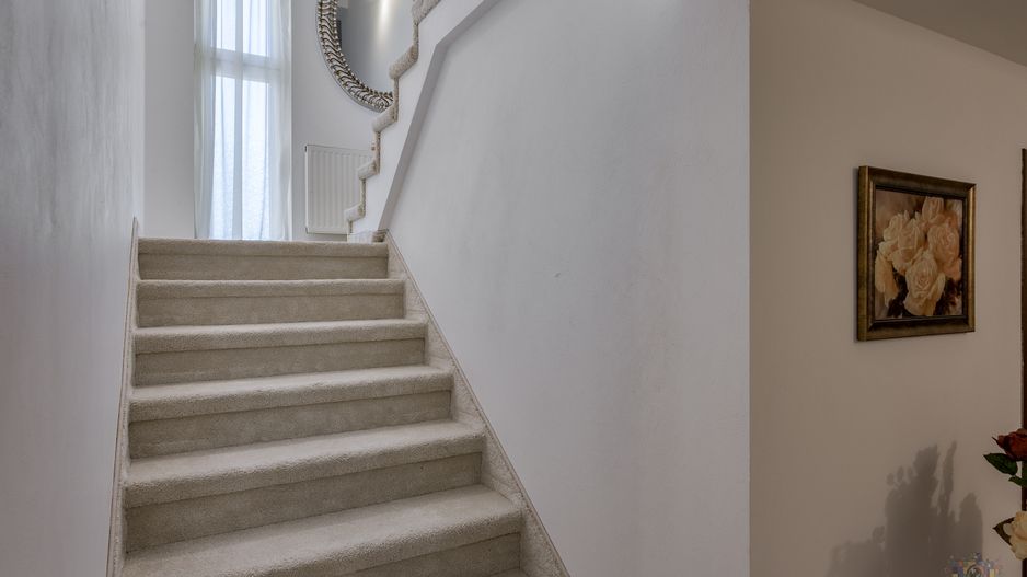 Vilă renovată P+1+M  | Foișor vitrat, grădină și jacuzzi - Poză 39