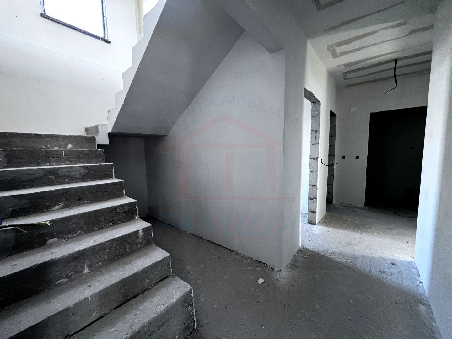 Vanzare casa P+M in Sendreni( in spatele Primariei), pret 99 000 euro - Poză 19