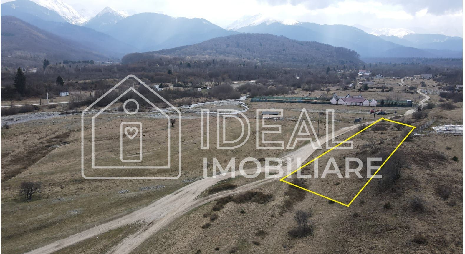 Teren extravilan de vânzare – Cârțișoara | Vedere spre Munții Făgăraș - Poză 1