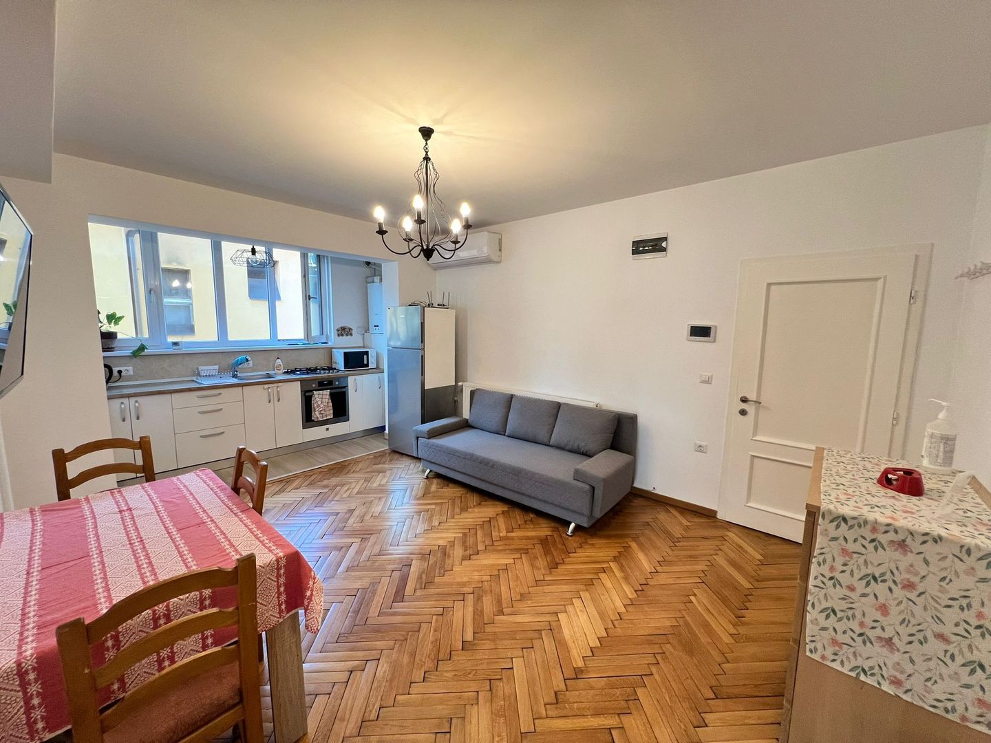 Apartament spatios cu 3 camere | 100 mp | Balcon | Curte | Central - Poză 8