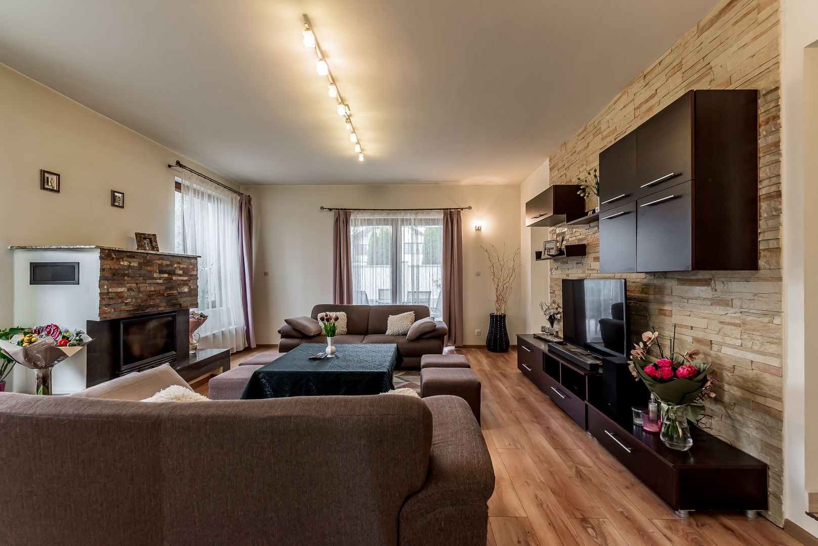 VILĂ MODERNĂ CU PISCINĂ, SAUNĂ- COMISION 0% – ARADUL NOU - Poză 2