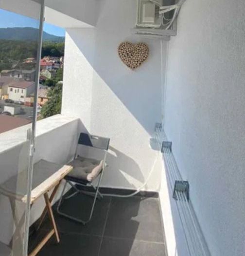 Un apartament care bifează exact ce contează spațiu lumină liniște și parcare - Poză 2