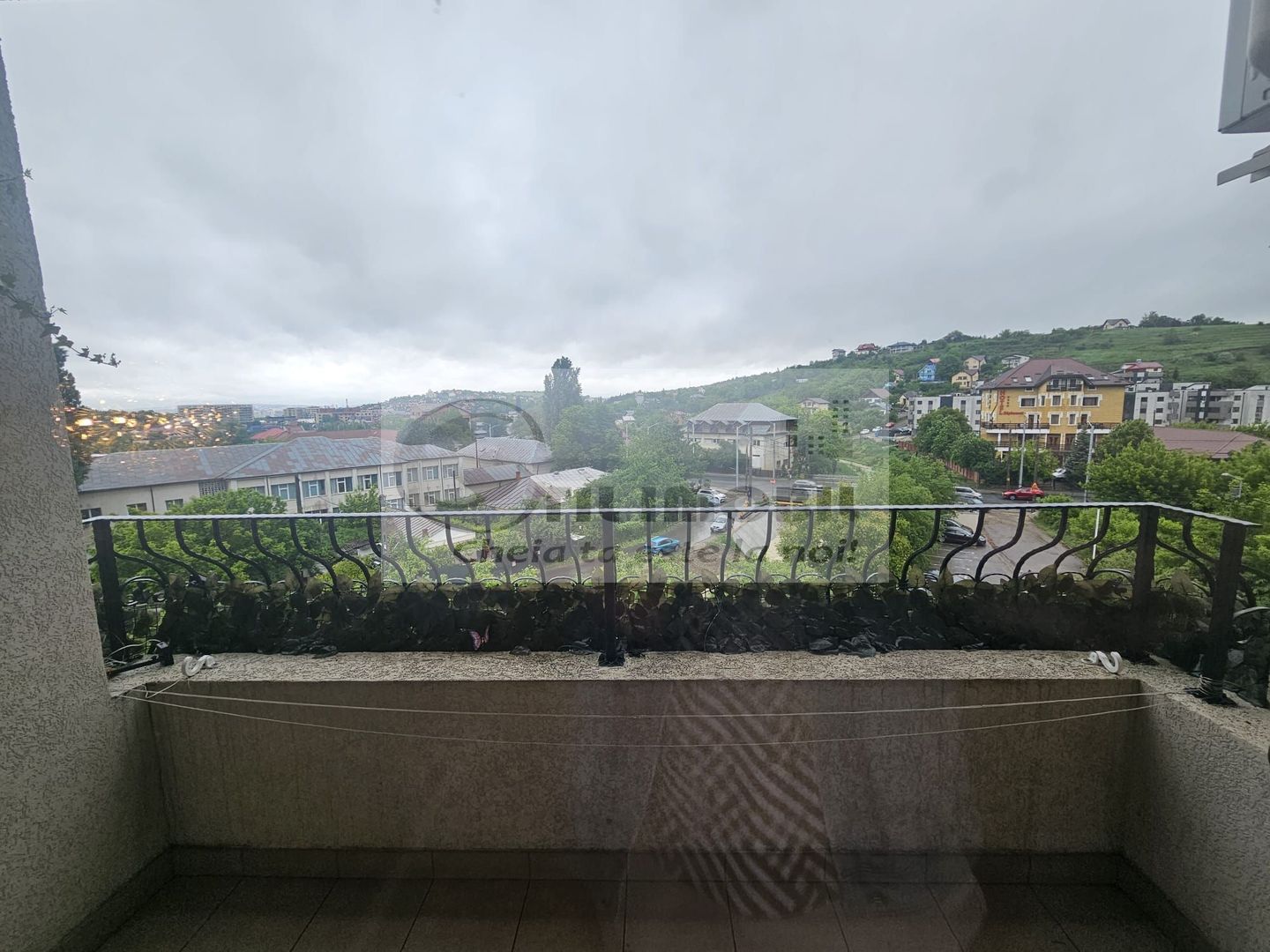 Apartament 2 camere, renovat,mobilat complet, parcare inclusa - Poză 3