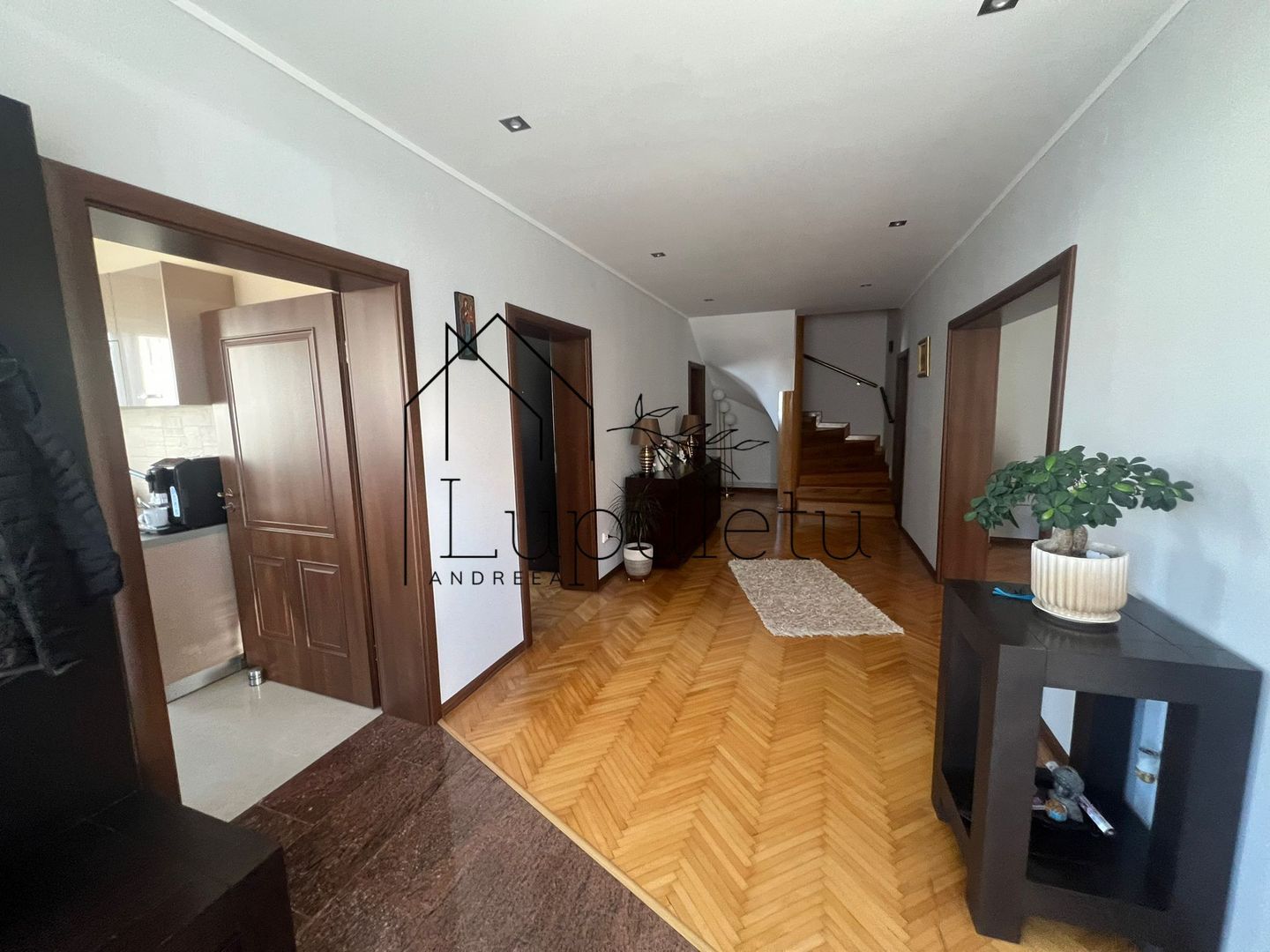 Casa de Vanzare Rasinari | 6 Camere | 200 MPU | Teren 979 MP | - Poză 1