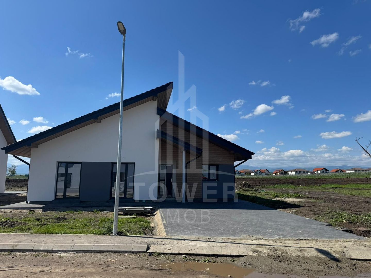 Casa moderna pe un singur nivel - Poză 1