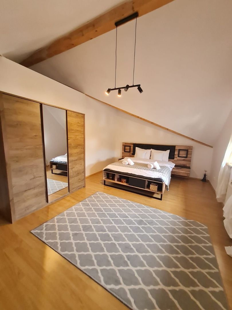 Vila spațioasă și recent renovată în Ghiroda! - Poză 11