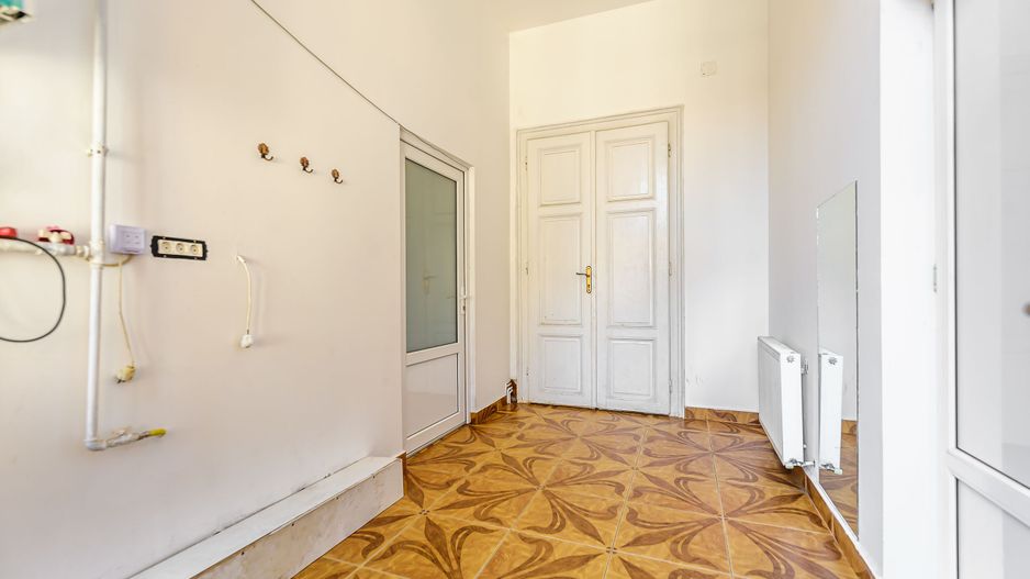 Apartament ultracentral cu 9 camere Arad - Poză 9