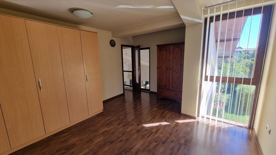 Vilă cu 4 camere de închiriat în zona Braytim cu piscina - Poză 18