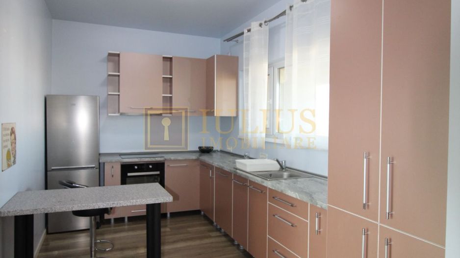 Casa cu 3 camere, locuri de  parcare, curte - Poză 13