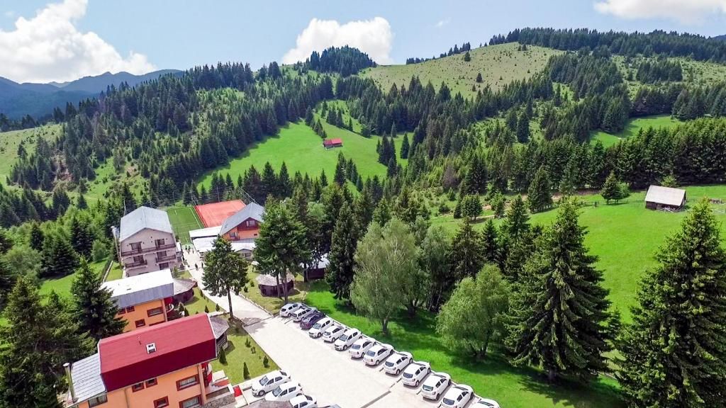 Domeniu turistic, zona pitoreasca, priveliste, aer curat, Fundata, Brasov - Poză 13