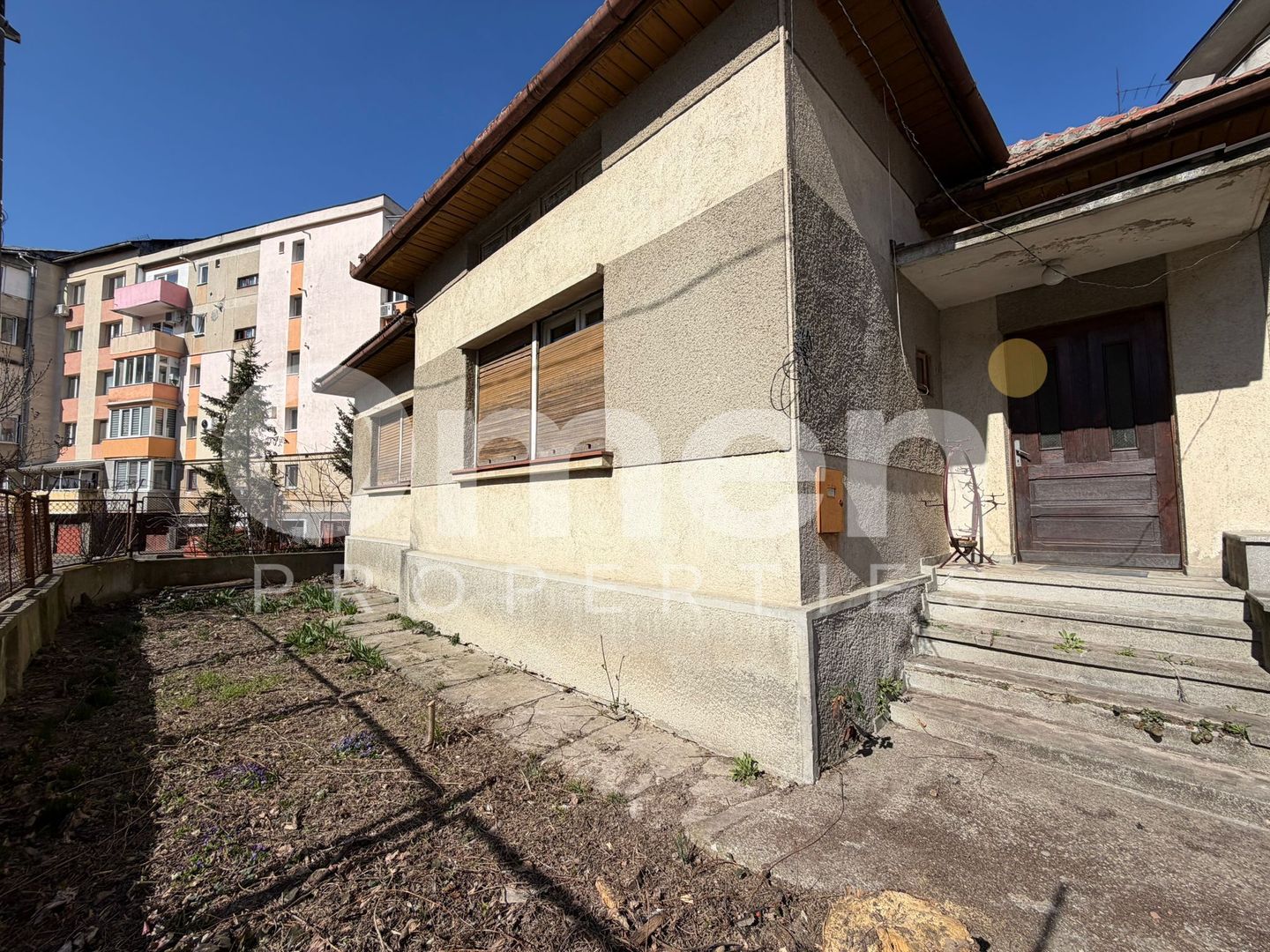 Casa de vanzare cu 446 mp teren si garaj, situata in zona centrala - Poză 2