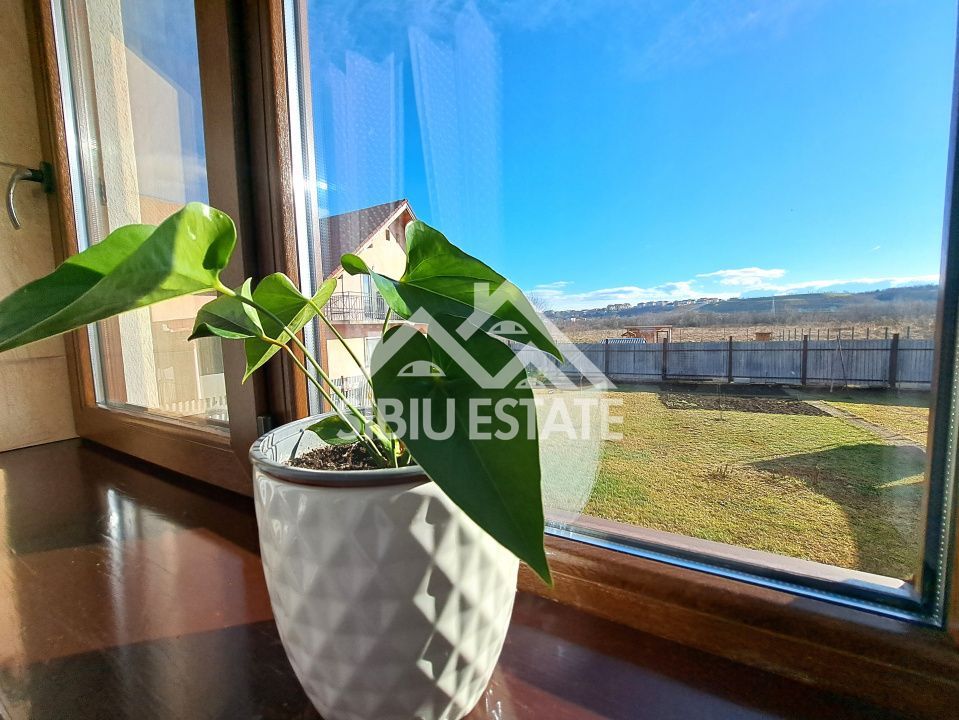 Casa Sibiu cu pivnita si garaj, curte mare - Poză 10