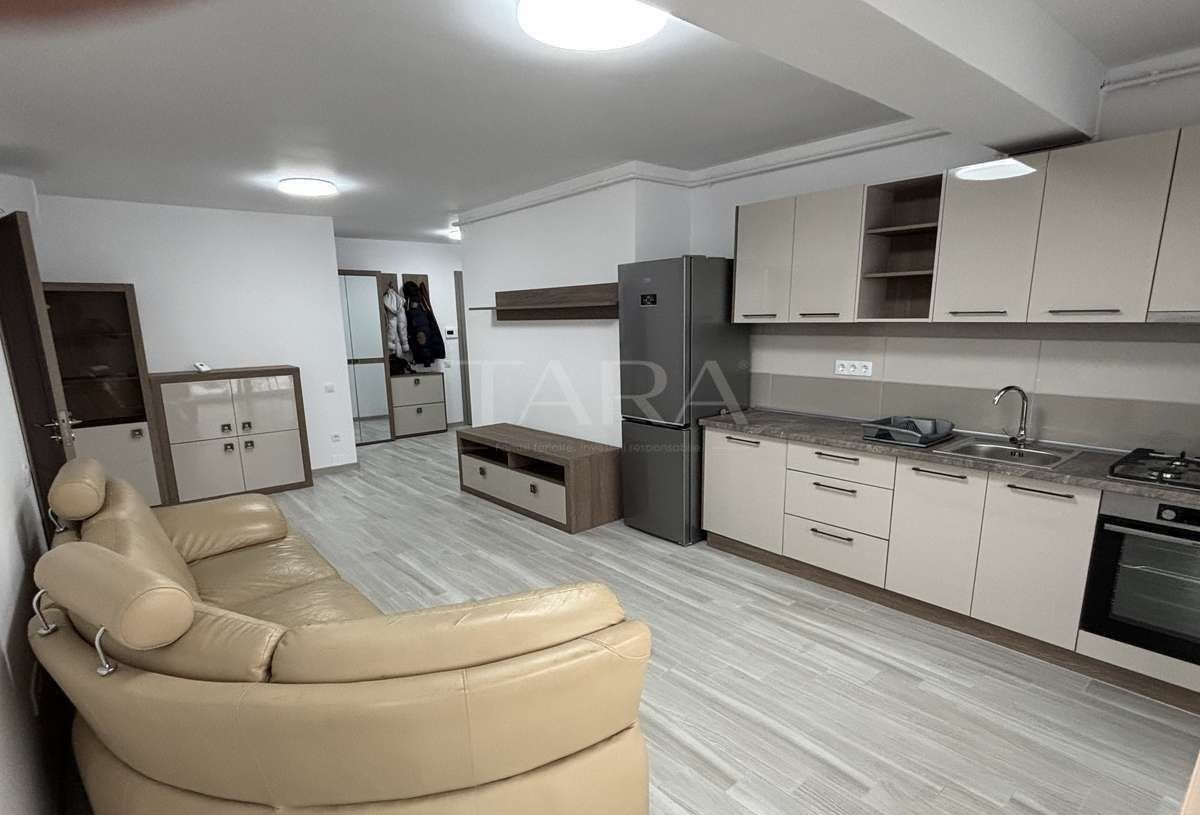 Apartament modern cu 2 camere, terasă generoasă și parcare subterană. - Poză 1