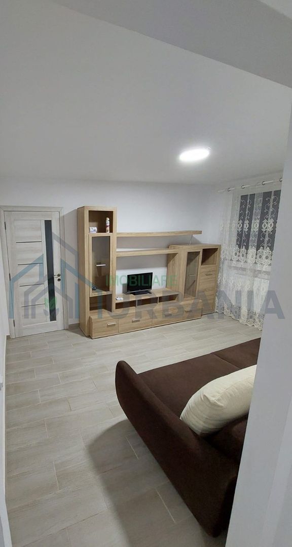 Apartament 3 camere, renovat complet, mobilat și utilat, lângă Colegiul Național „Mihail Sadoveanu”, Pașcani, cu pod pe toată suprafața - Poză 2