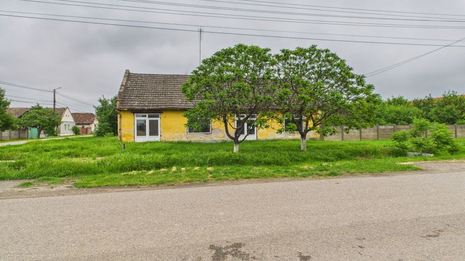 Casă de reabilitat pe teren generos- Comuna Variaș - Poză 30