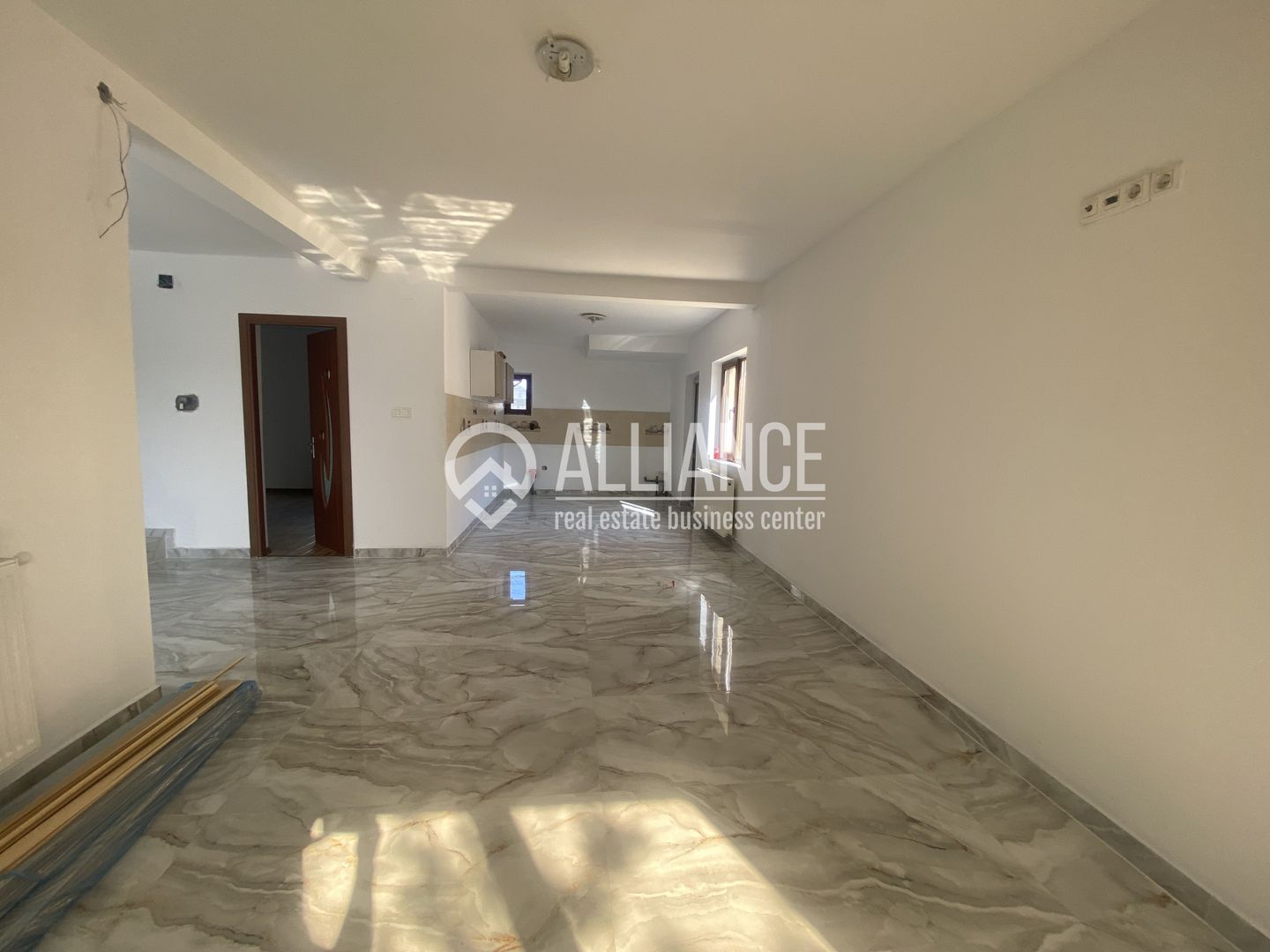 VALU LUI TRAIAN(COD 07) -Casa P+M 5 camere cu teren de 300 mp - Poză 3