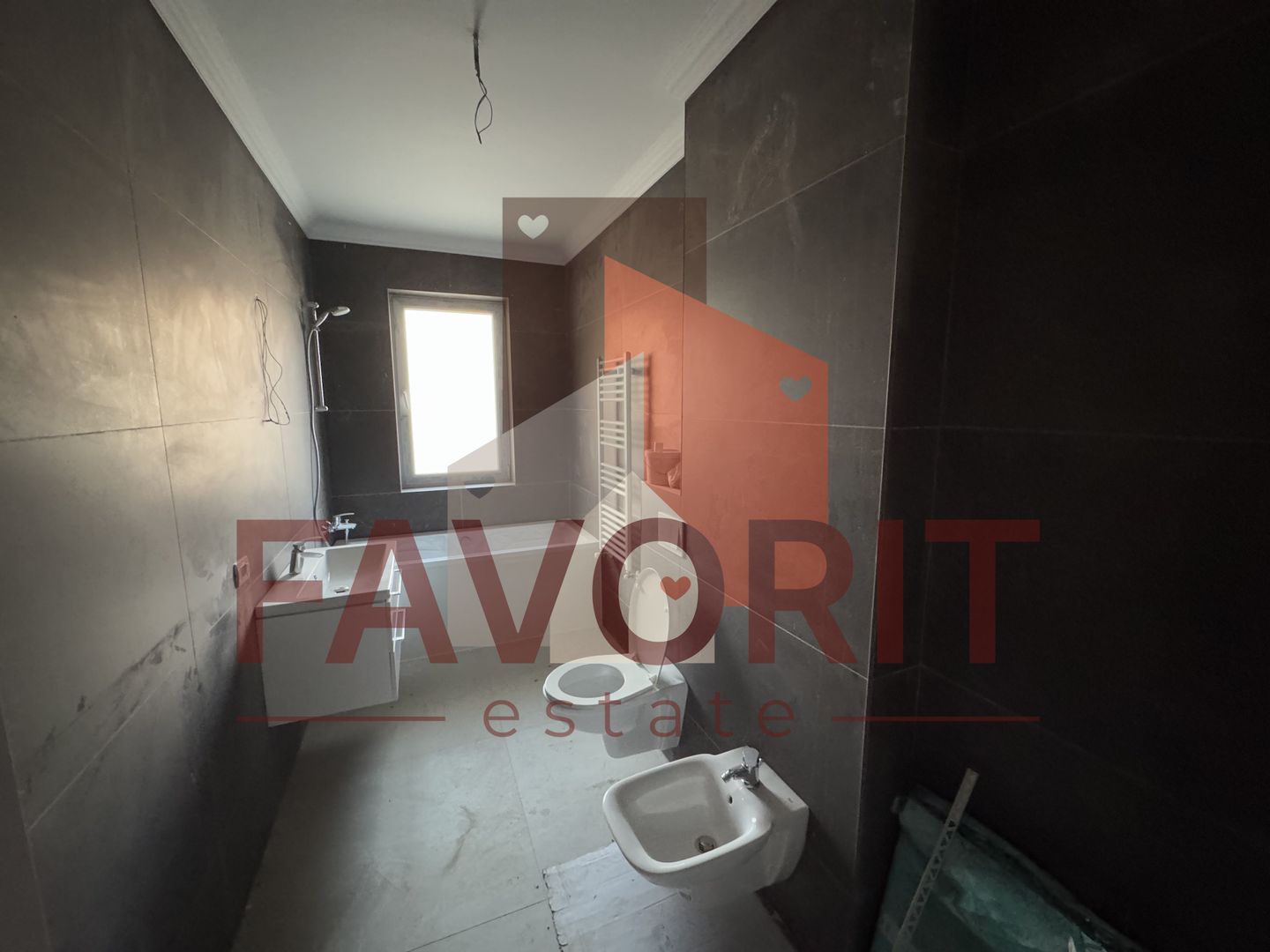 Spatios. Bloc NOU. Disponibil imediat. Strada asfaltata. - Poză 9