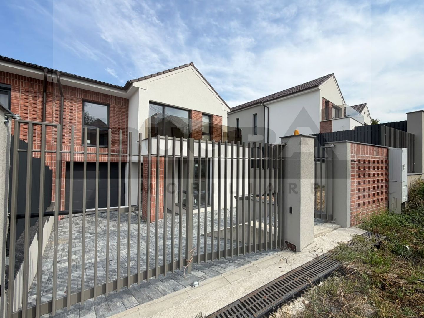 Casa Unifamiliara Premium de 314mp, teren 600, garaj, zona Romul Ladea - Poză 2