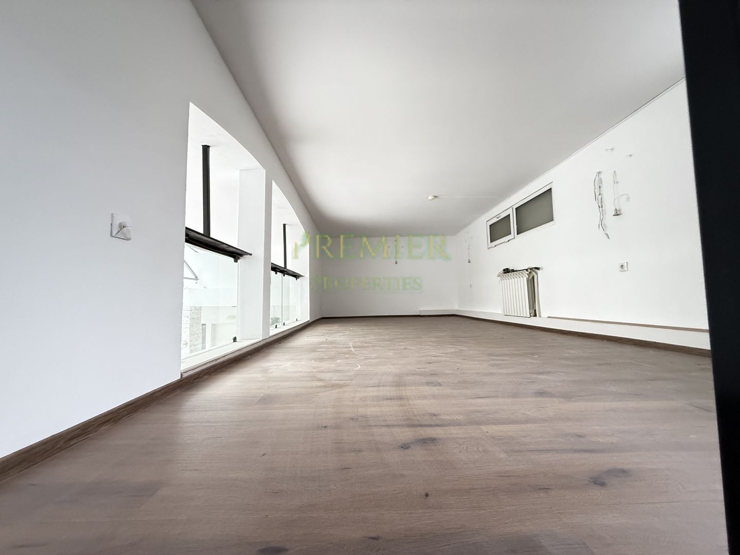 Spațiu comercial renovat, cameră mare și tavan retractabil - Poză 4