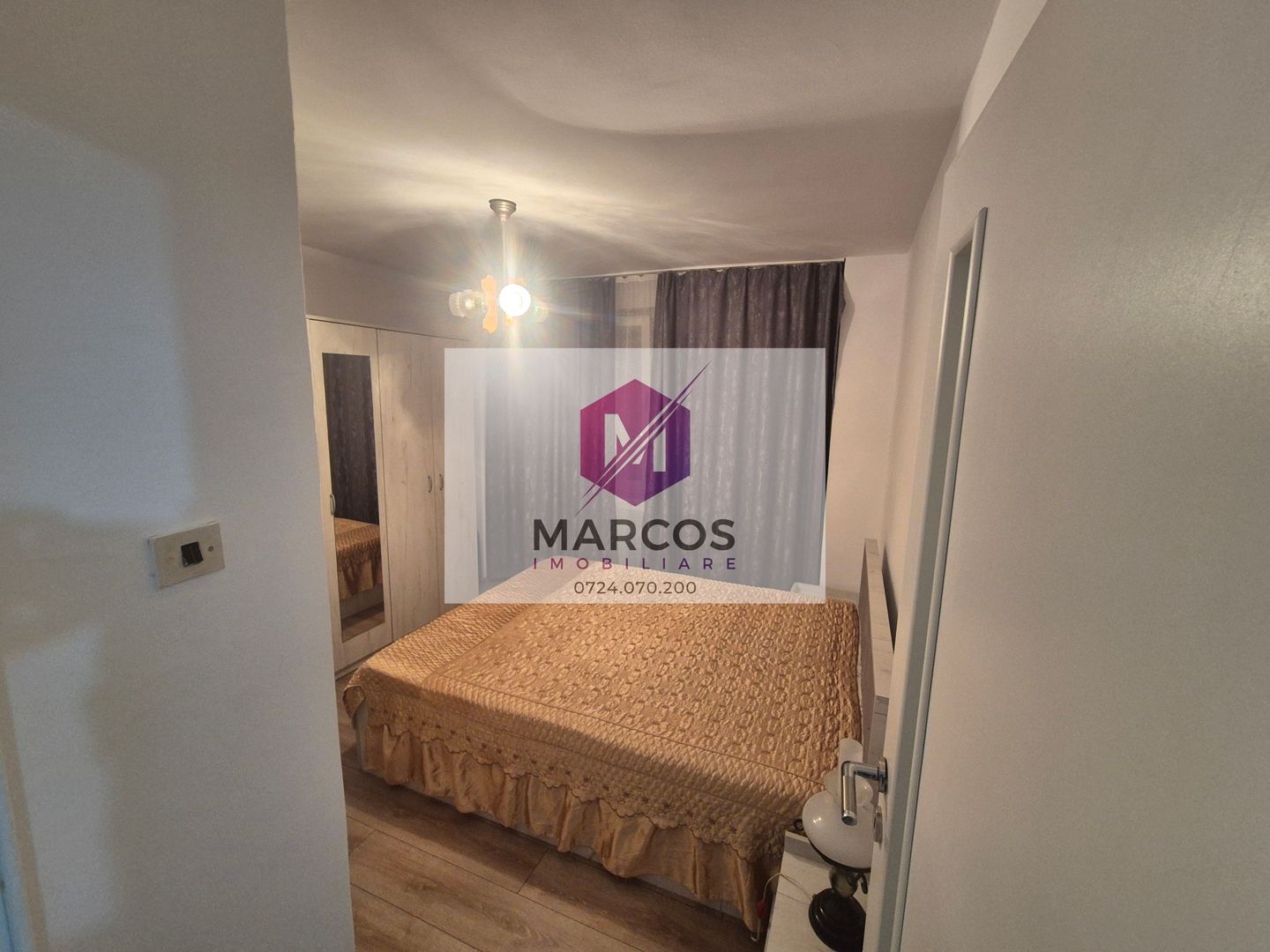 Vand apartament 3 camere Centru - Poză 1