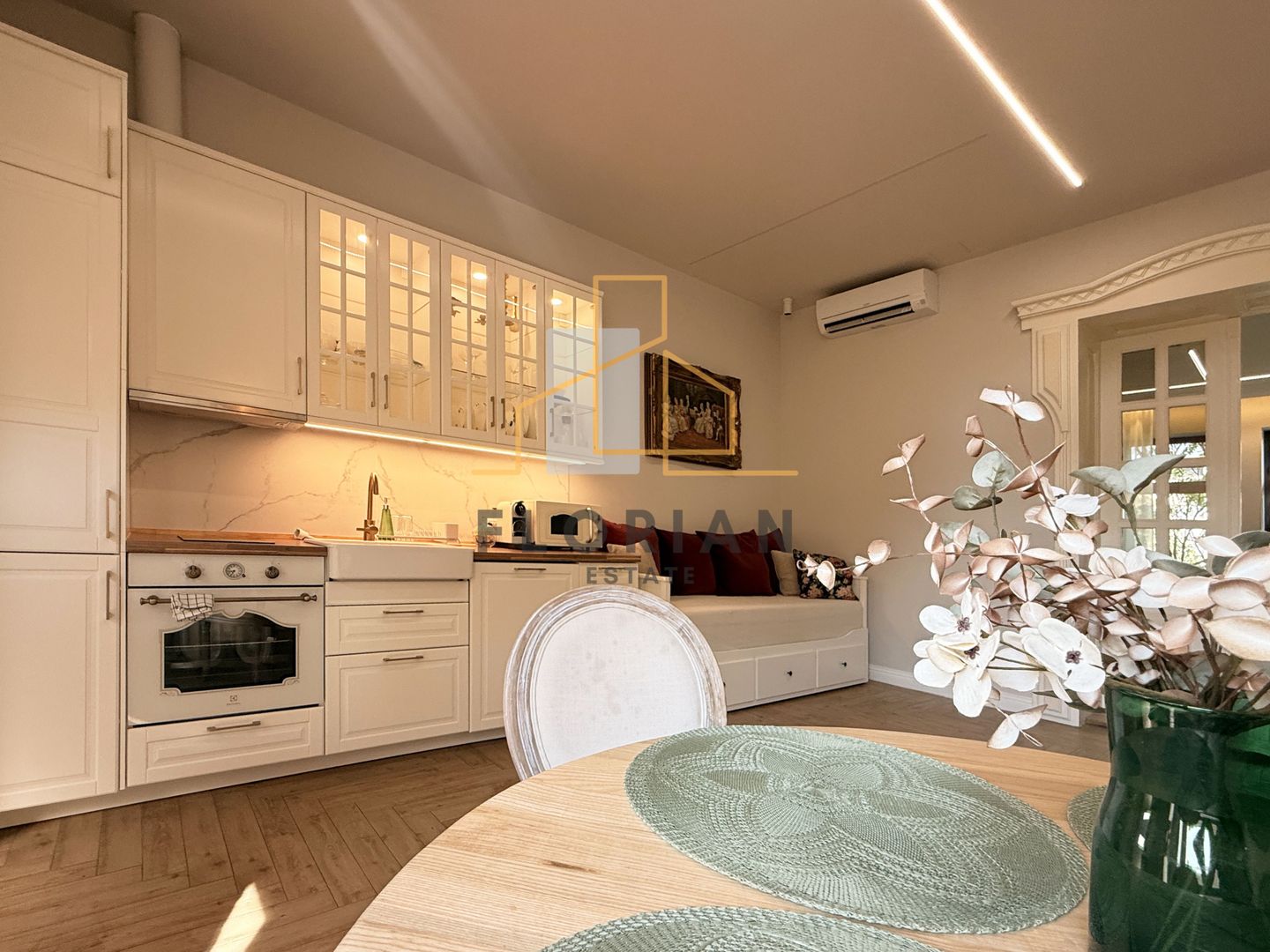 Apartament  modern cu 2 camere in cladire istorica– Zona Sinaia - Poză 1