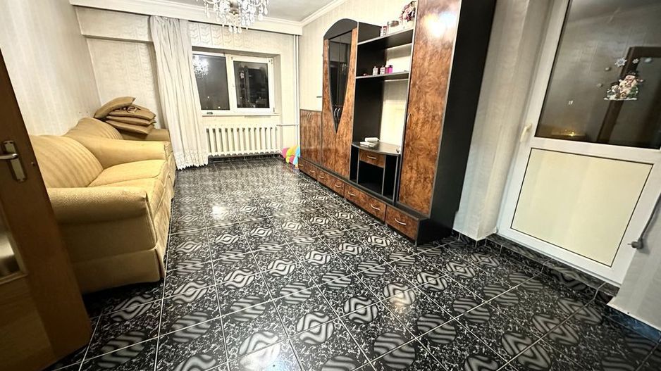 Inchiriez apartament 3 camere zona stadion - Poză 1