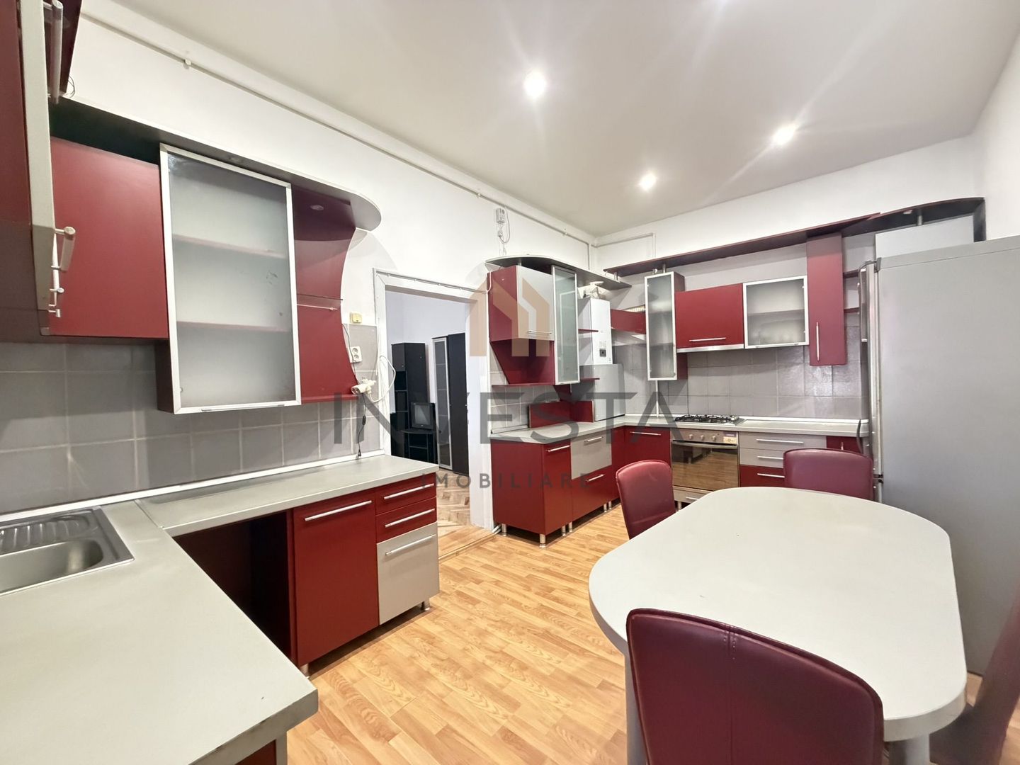 Casa cu 4 camere de inchiriat cu 2 locuri de parcare, zona 7 Strazi - Poză 2