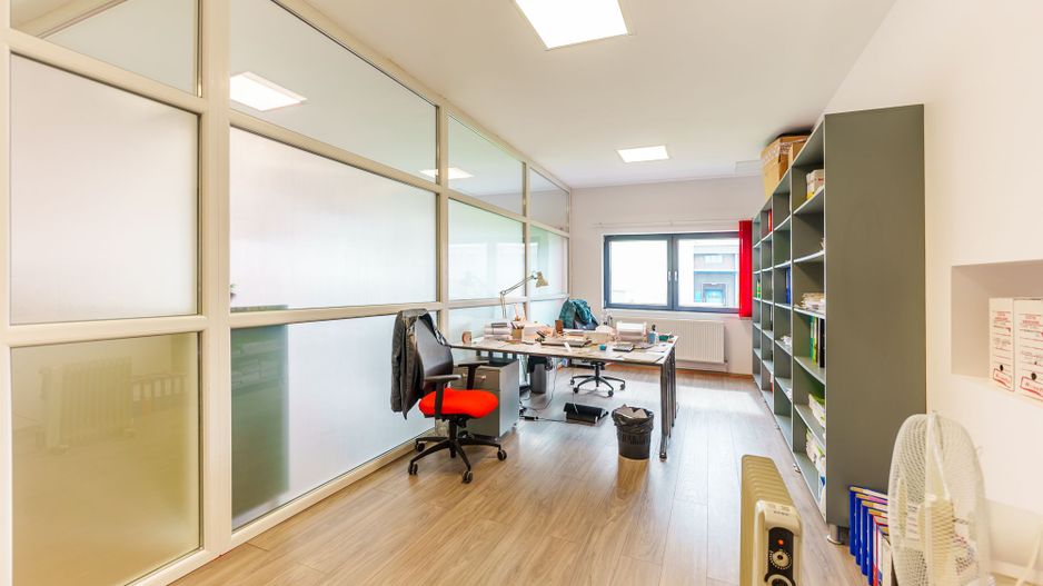 Parcare tiruri și spațiu de birouri - Poză 9