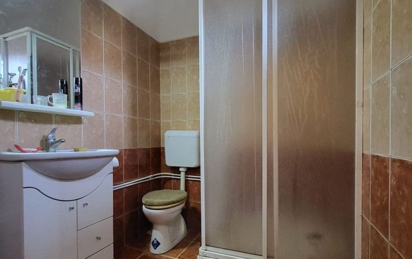 Casa cu doua corpuri de cladire si anexe, teren 1350 mp, Savarsin - Poză 11