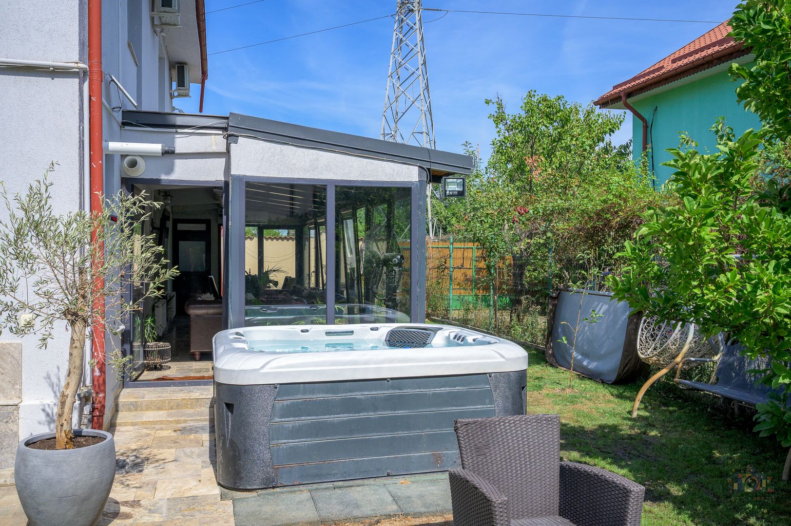 Vilă renovată P+1+M  | Foișor vitrat, grădină și jacuzzi - Poză 24
