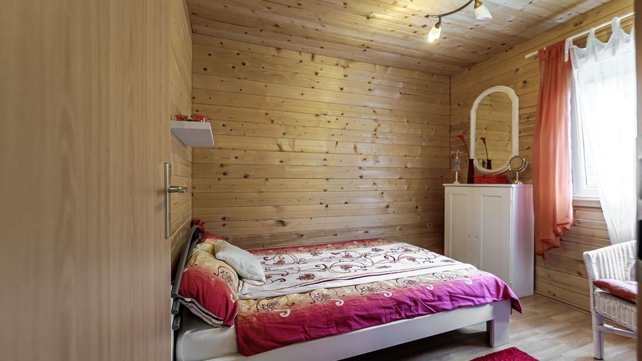 Casa de Lemn cu Piscina si Gradina Impecabila in Vladimirescu! - Poză 10